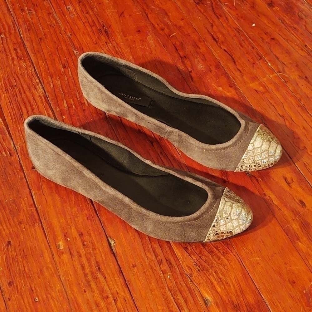 Ann Taylor Gray Suede Leather Flats with Silvery, Shiny Snakeskin Accents Sz 8